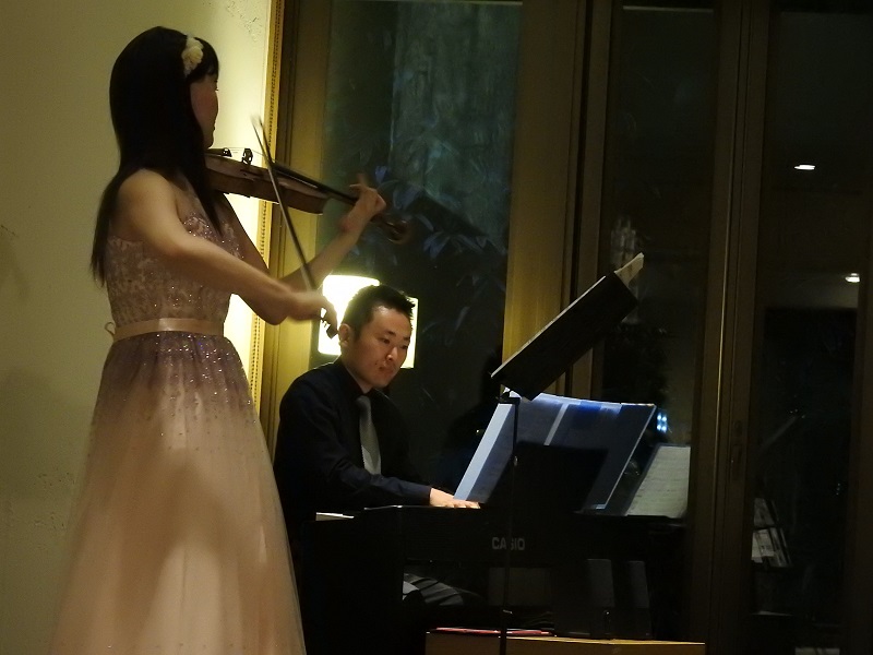 バイオリン：李文佳さん、ピアノ：ショーケンさん