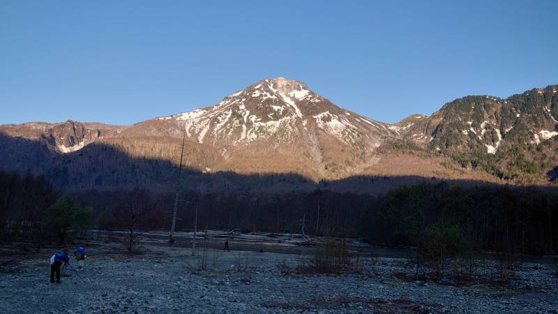 こちらは朝6時半の焼岳。清々しい朝でした。