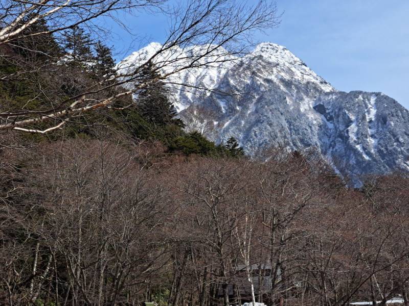 【ホテル前遊歩道からの穂高連峰】今年は積雪もかなり少ないです。