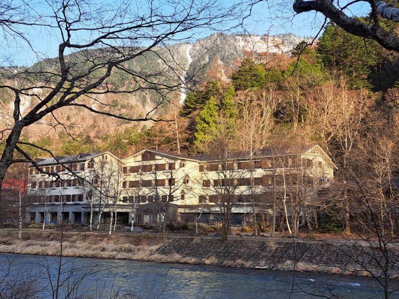 ４月１８日の早朝、梓川対岸からのホテル外観。朝日が当たりきれいでした。