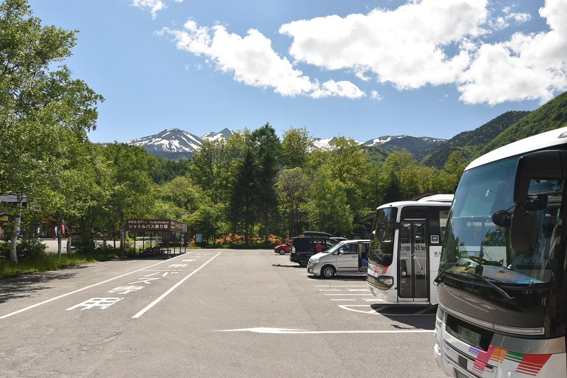 親子滝から乗鞍観光センター行に乗車し終点で下車、春山バスに乗り換えて終点の大雪渓・肩の小屋口まで向かいます