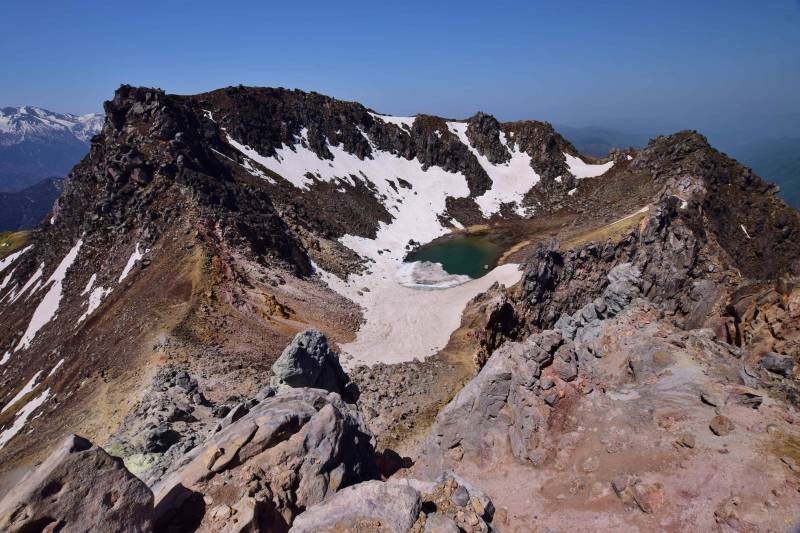 こちらは、山頂部の火口跡に雪解けの正賀池です。