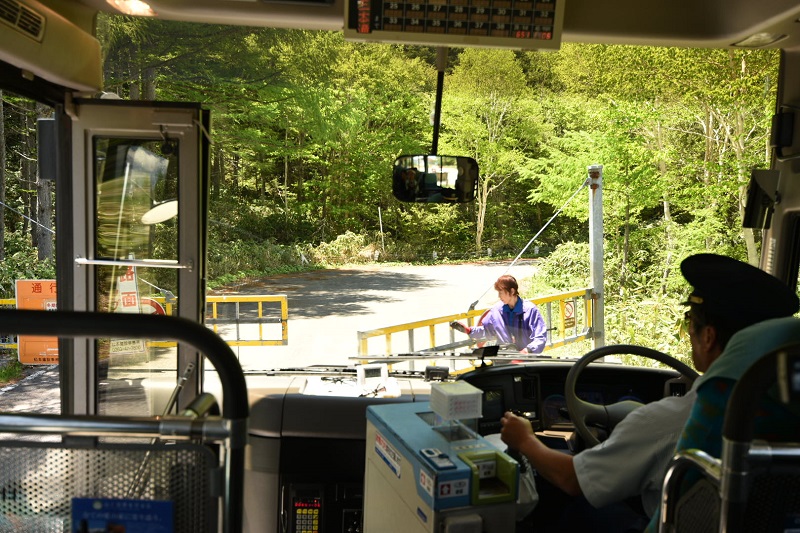 途中の三本滝のゲートからは春山バスのみ通行可能、こうやってゲートを開けてくれます