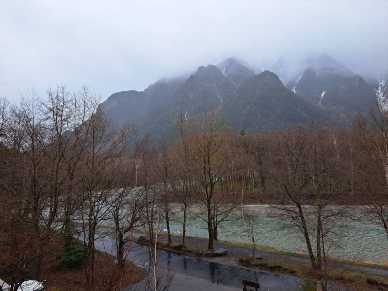 ４月２６日の早朝、生憎の小雨ですが、霞沢岳・六百山方面は幻想的な朝靄が一面に