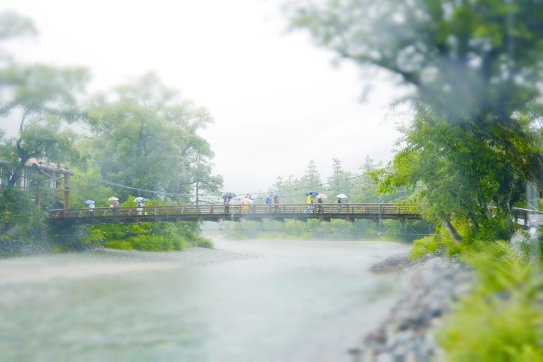 傘やレインウェアも華やかな河童橋