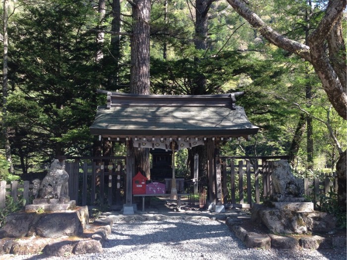 明神池の入り口はこの左側です。拝観料300円です。