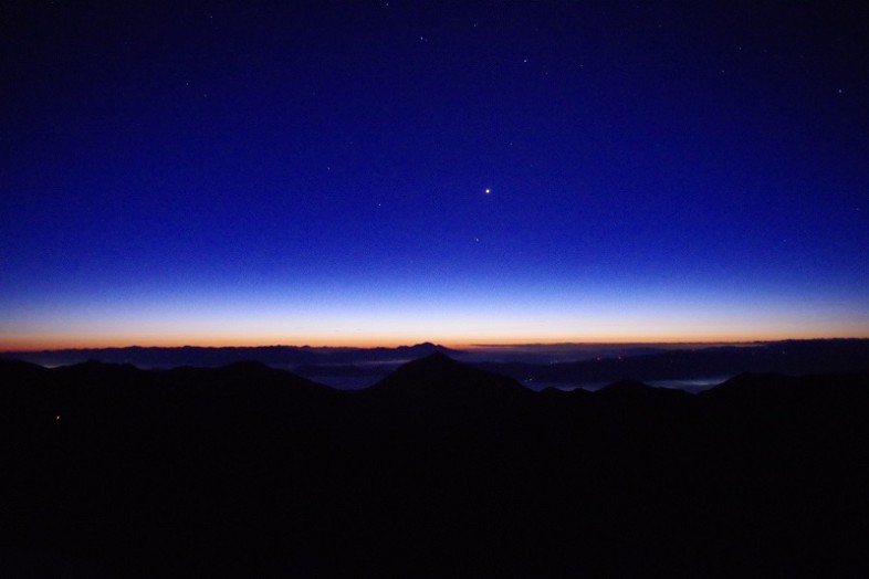 常念岳の上に金星：明けの明星です。