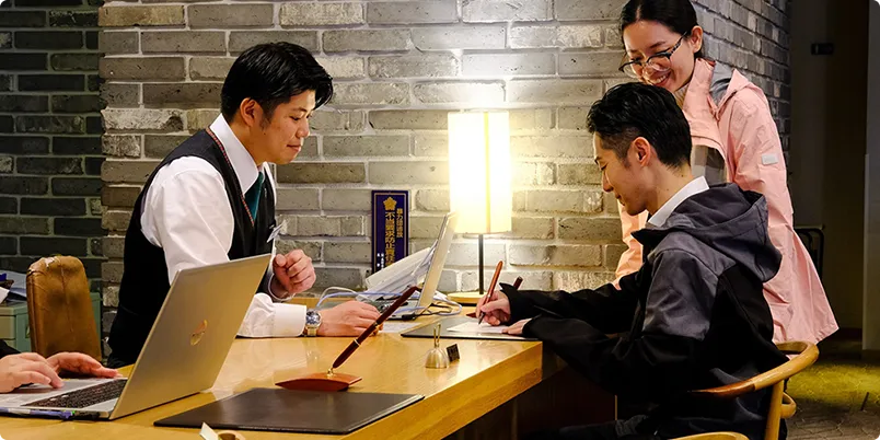 写真：手続きをする様子