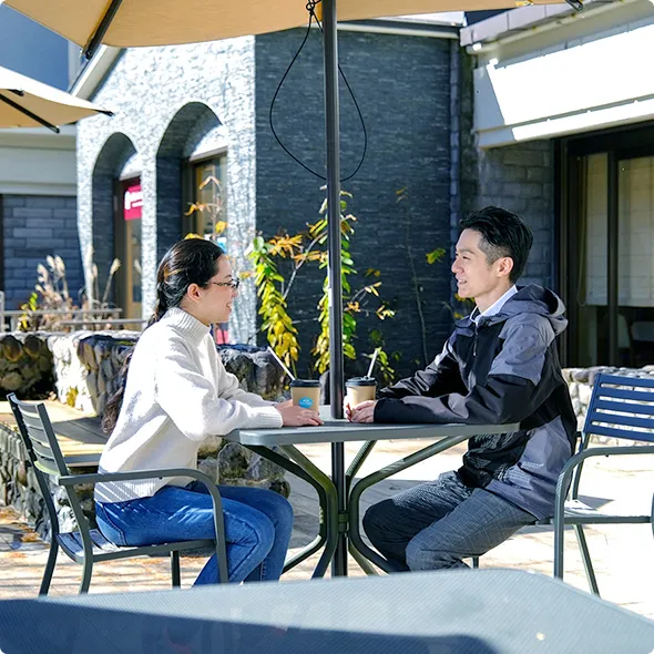 写真：テラスで話をする二人