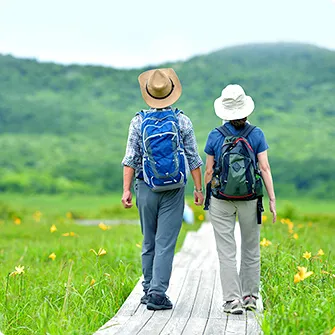写真：遊歩道を歩く様子